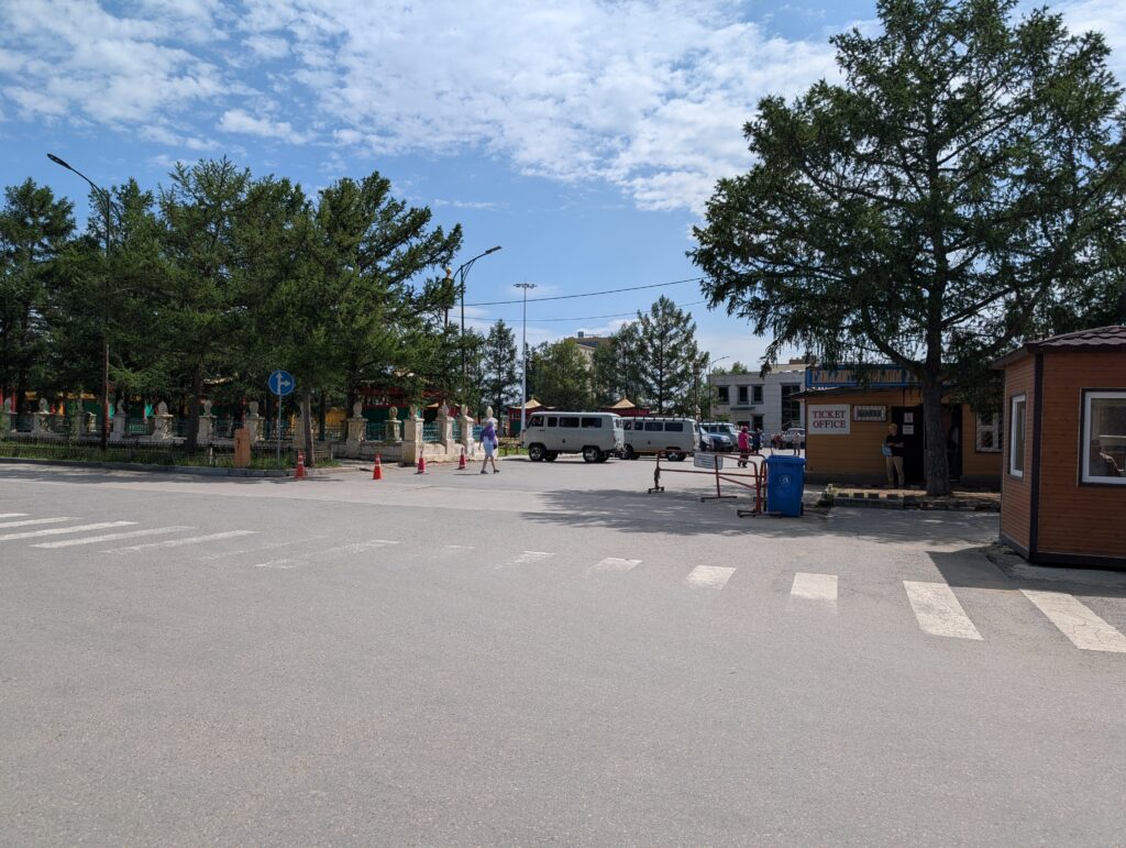 ガンダン寺正面入口のすぐ右側にある「TICKET OFFICE」の看板が出た建物