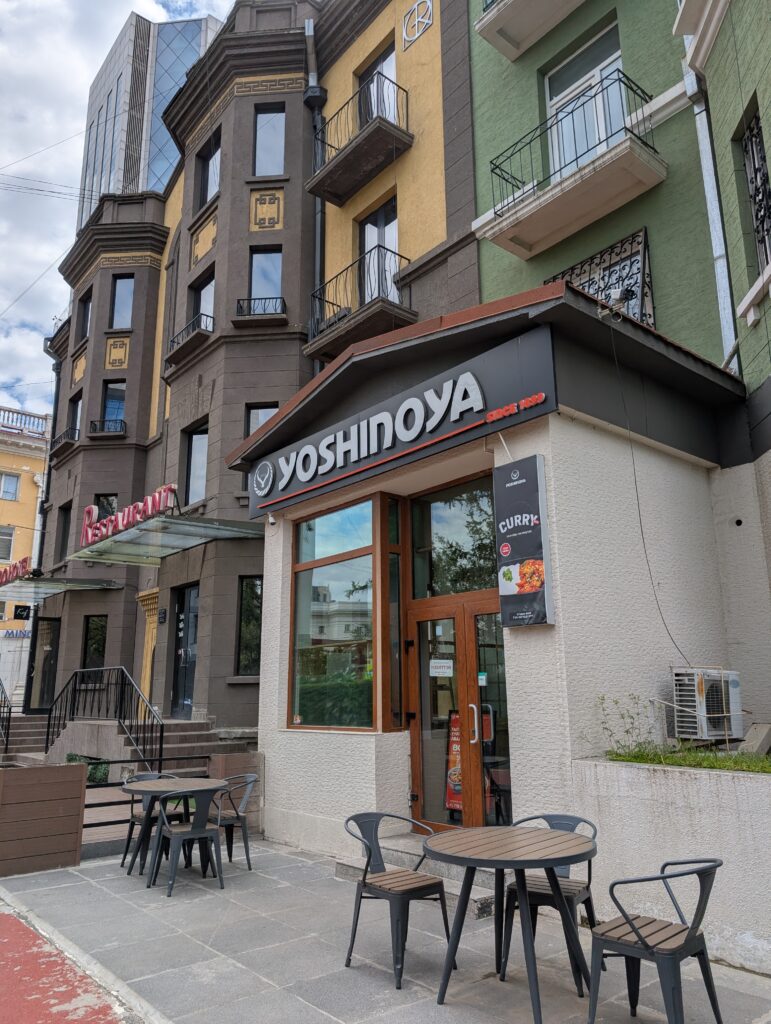 ウランバートル市内の吉野家。ドアが閉まったままの店頭