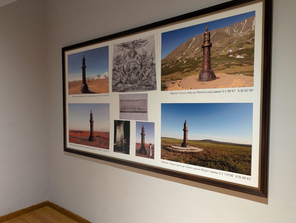 モンゴル国の東西南北の端に建つモニュメントを紹介する展示