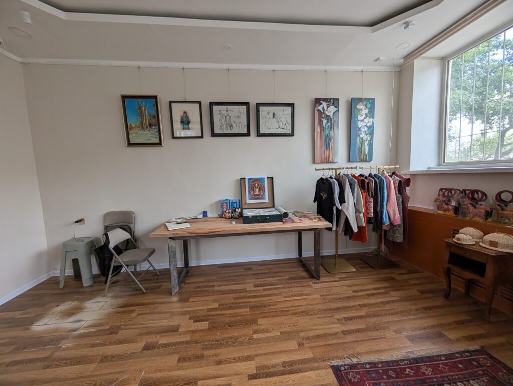 モンゴル国立博物館内のART SHOPと書かれたギフトショップ