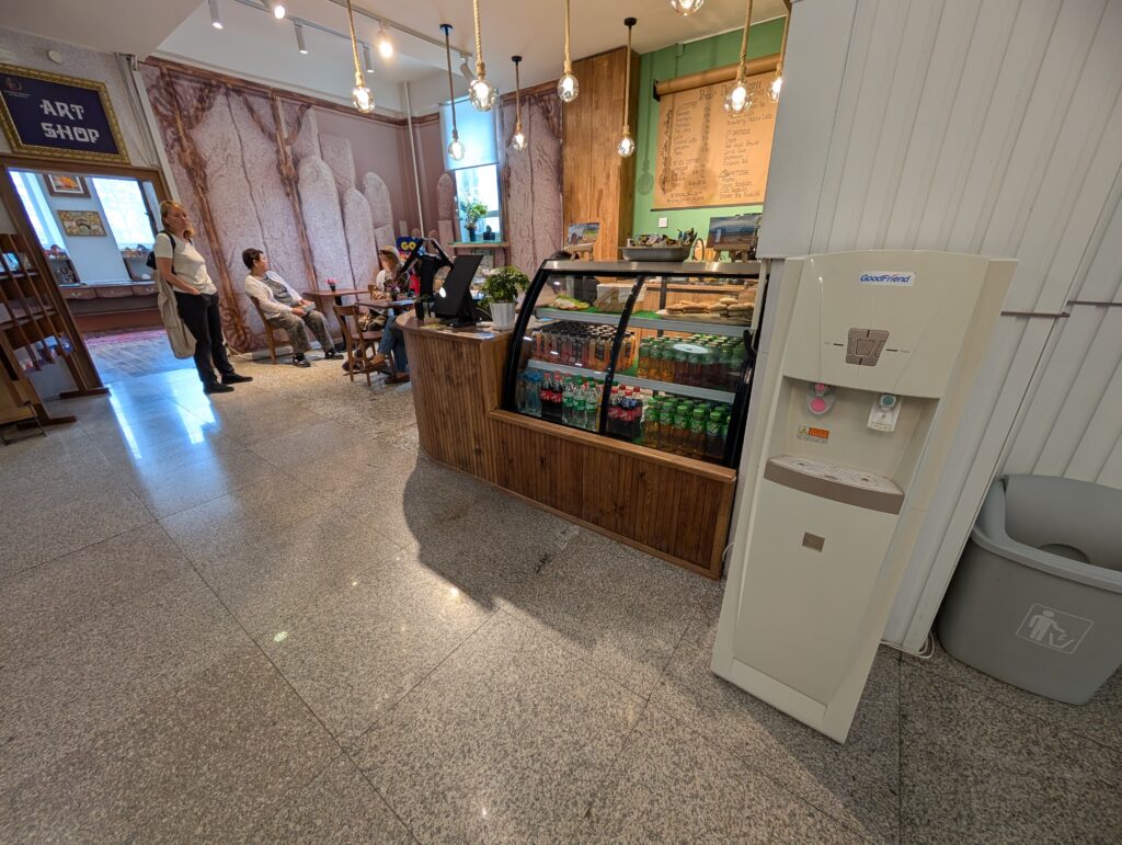 モンゴル国立博物館1階ロビー奥のカフェスペース