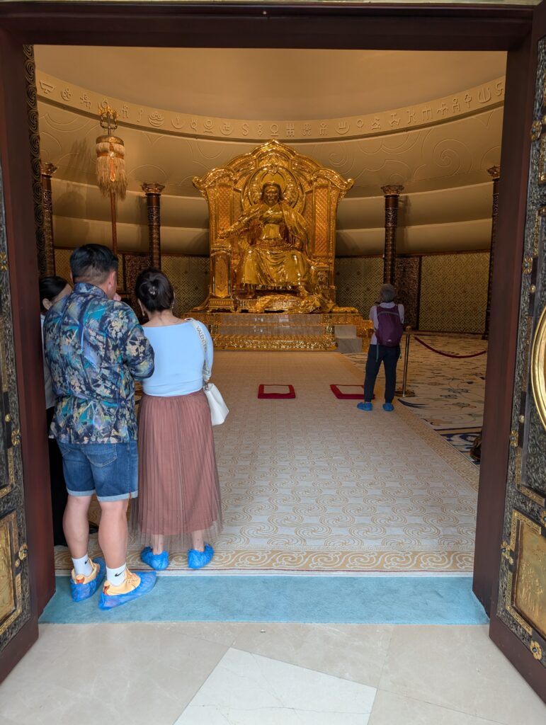 チンギス・ハーン博物館最上階に安置された黄金のチンギス・ハーン像
