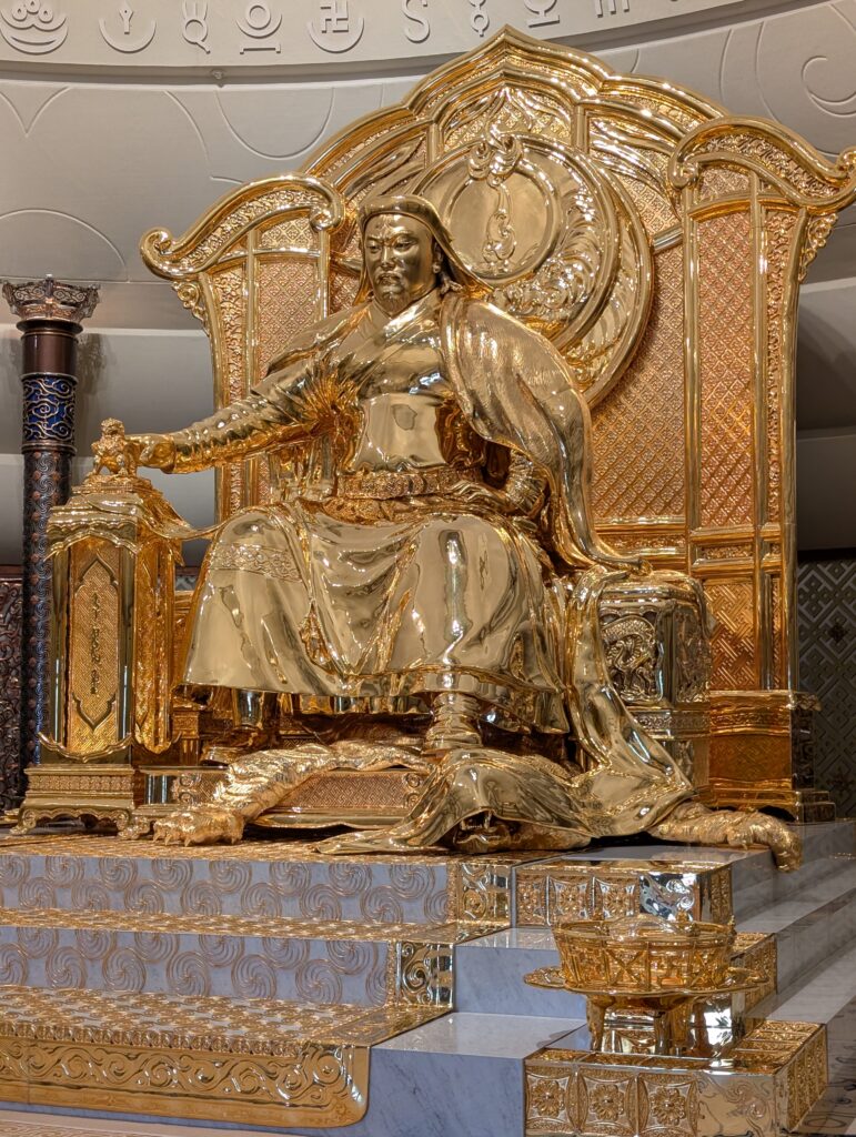 チンギス・ハーン博物館 黄金のチンギス・ハーン像