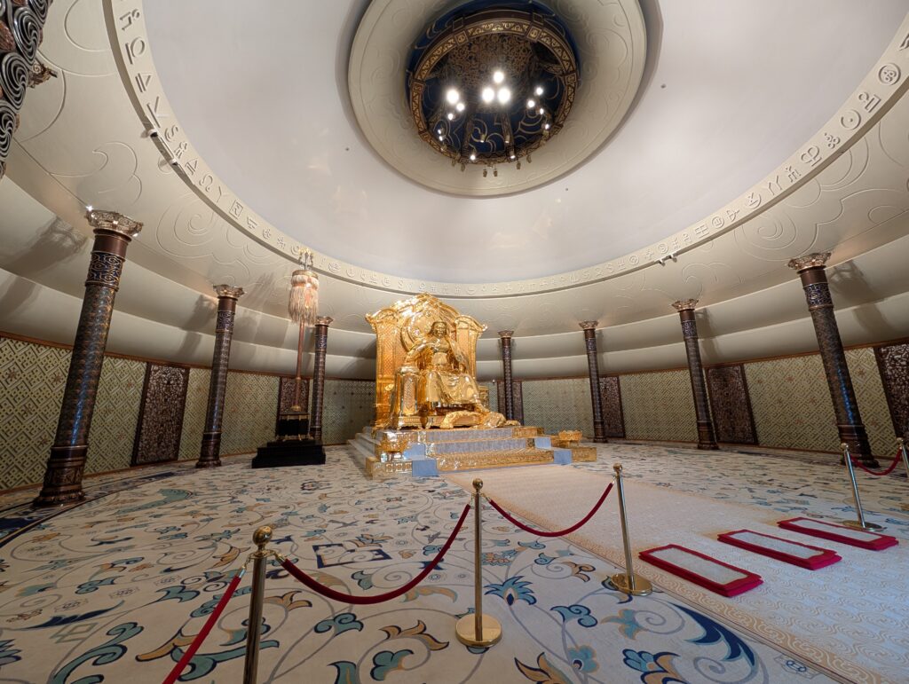 黄金のチンギス・ハーン像が安置された部屋の全景
