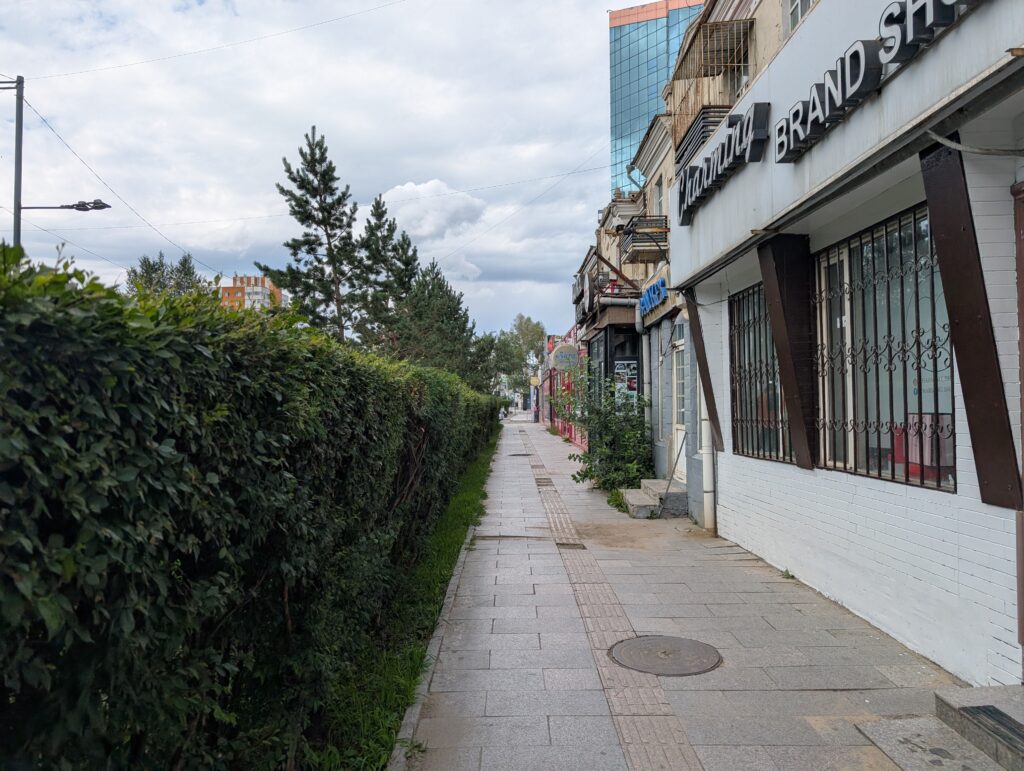 Googleマップが「Modern Nomads 5 restaurant, Tsag uur」を示していたが店が見当たらない通り