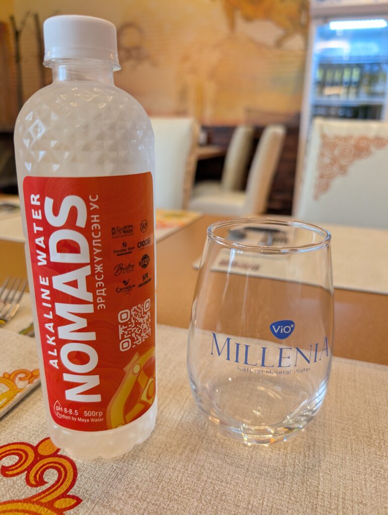 NOMADSオリジナルボトル入りのアルカリミネラルウォーター500ml