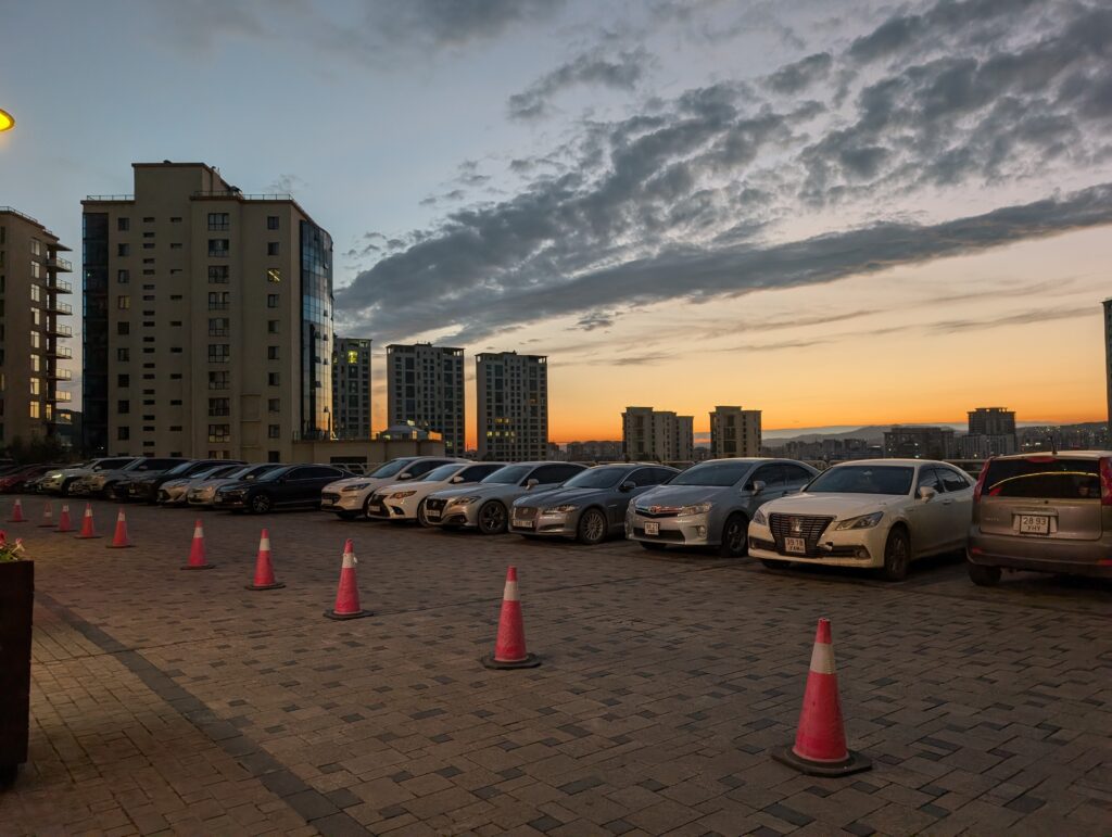 夜のZaisan Hill Complex駐車場に到着したところ