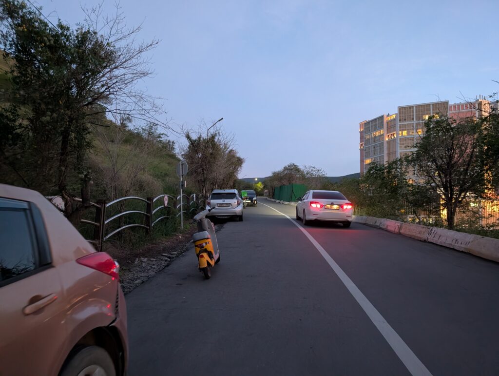 街灯の少ない車道からザイサンの丘へ向かう坂道