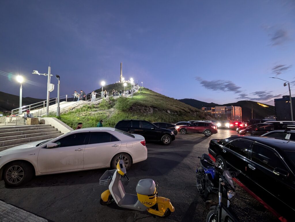 「Zaisan Memorial」の中腹の駐車場