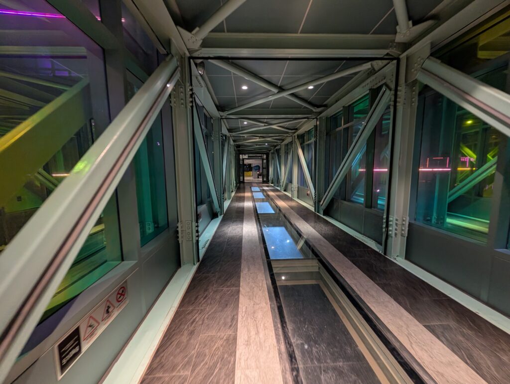 Glass Bridge（ガラス橋）の内部通路