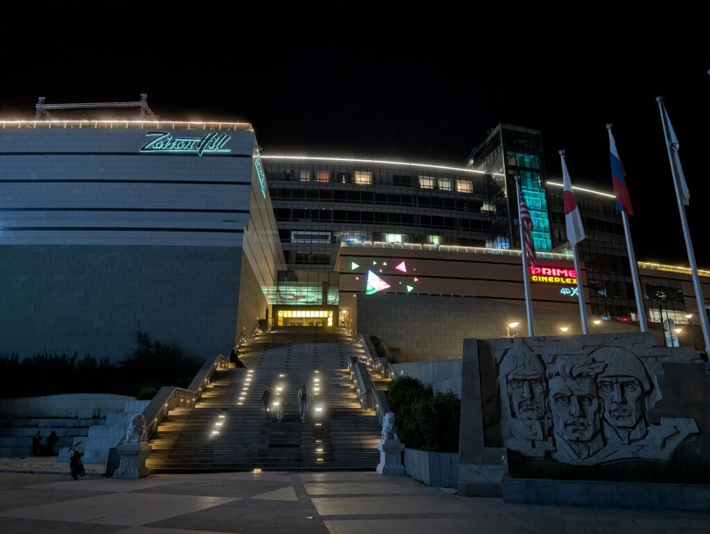 Zaisan Hill Complexの1階出口付近