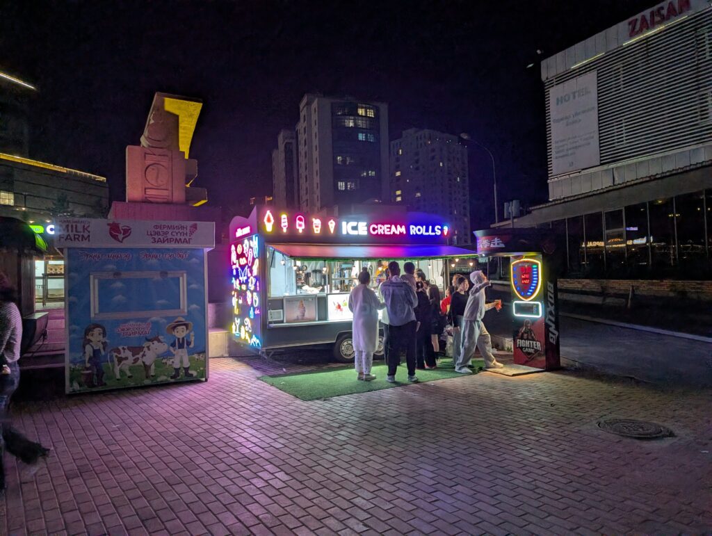 Zaisan Hill Complex近くのアイスクリーム屋台とゲーム機