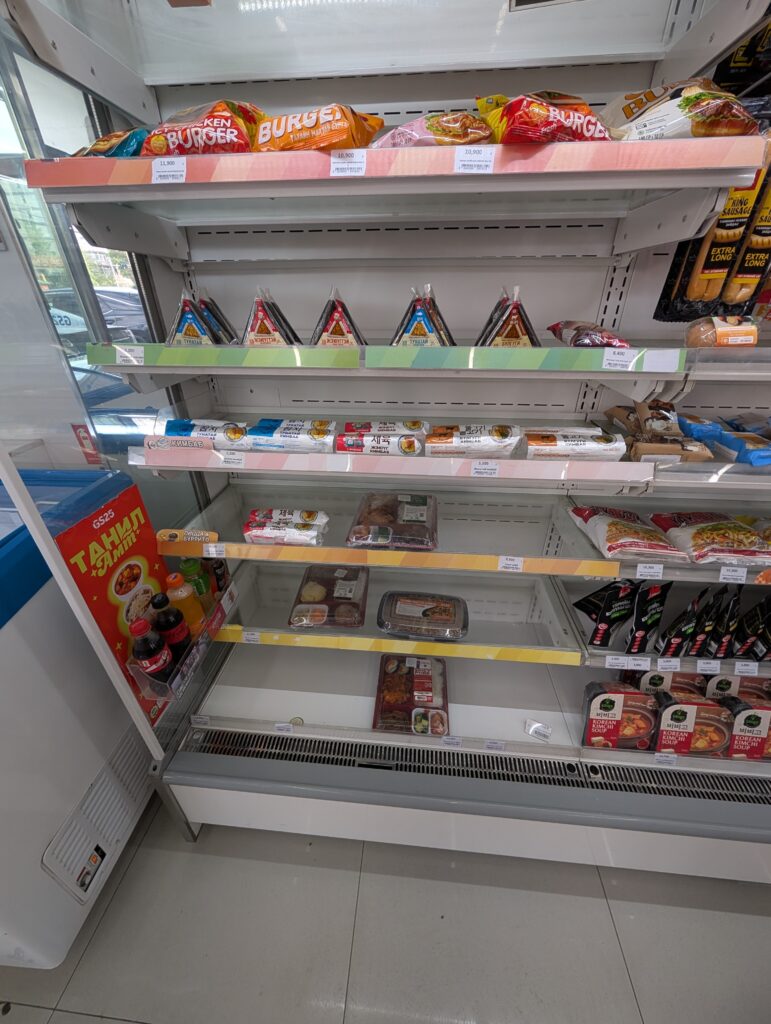 ウランバートルのコンビニGS25の店内の品揃え