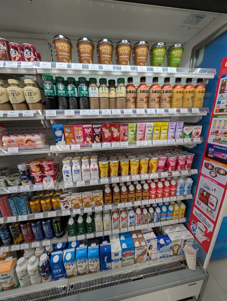 ウランバートルのコンビニGS25の飲み物売り場