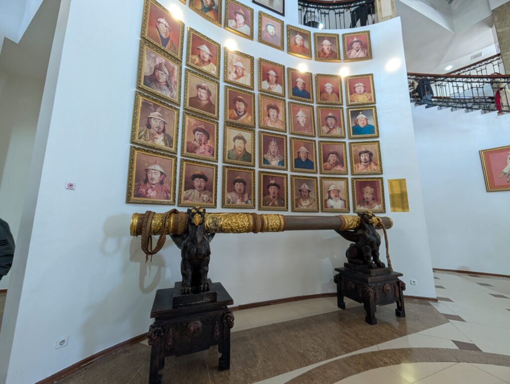 伝説の黄金のムチをかたどった巨大な鞭の展示