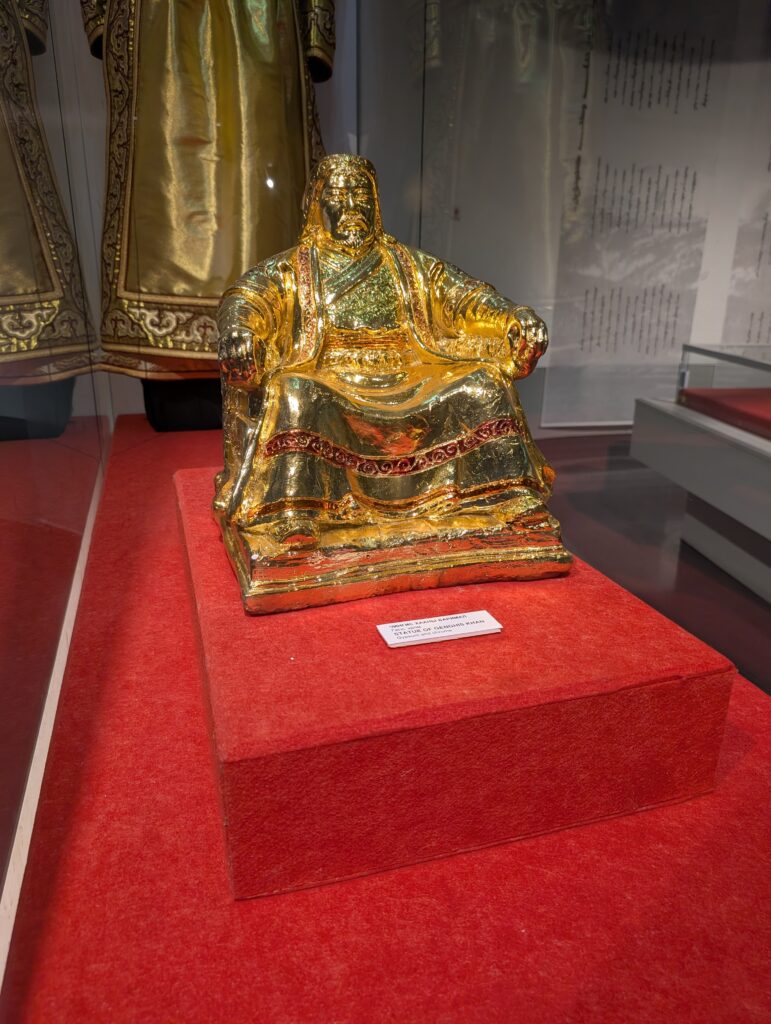 金色に輝くチンギス・ハーンの座像