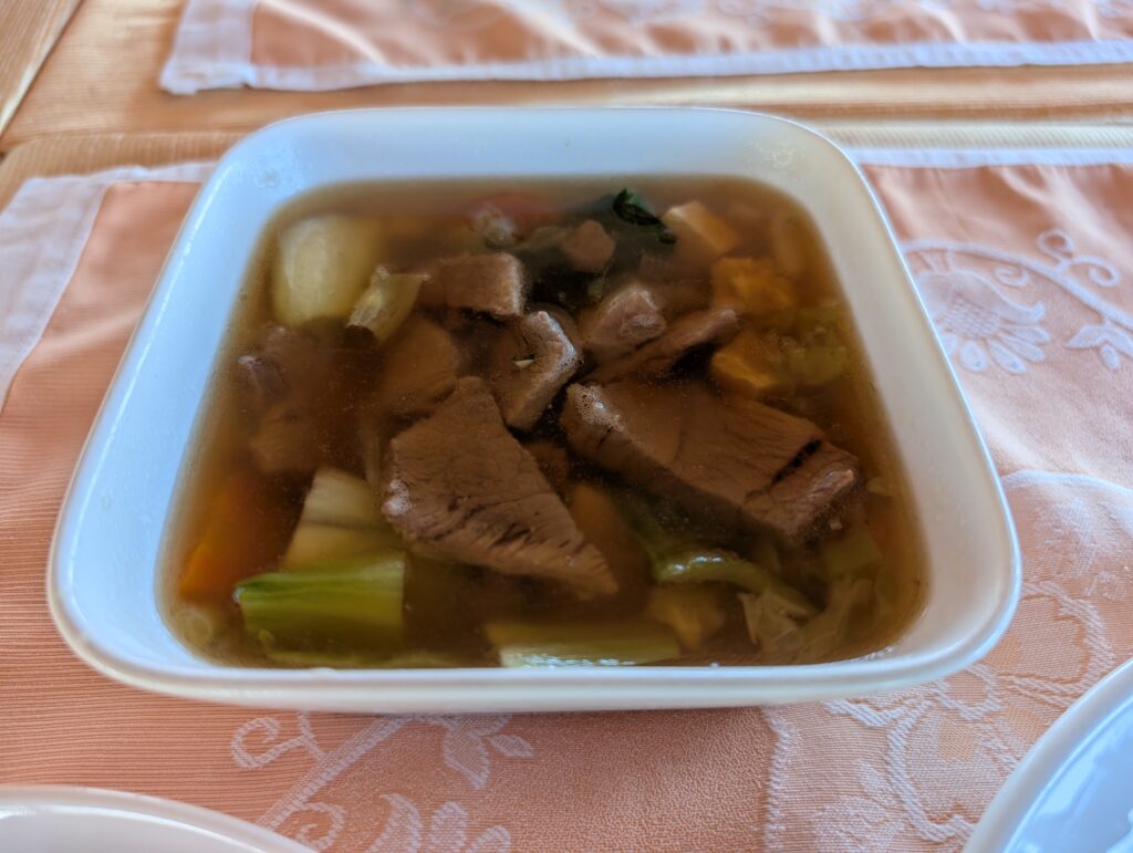 モンゴルのゲルキャンプで出された肉と野菜のスープ