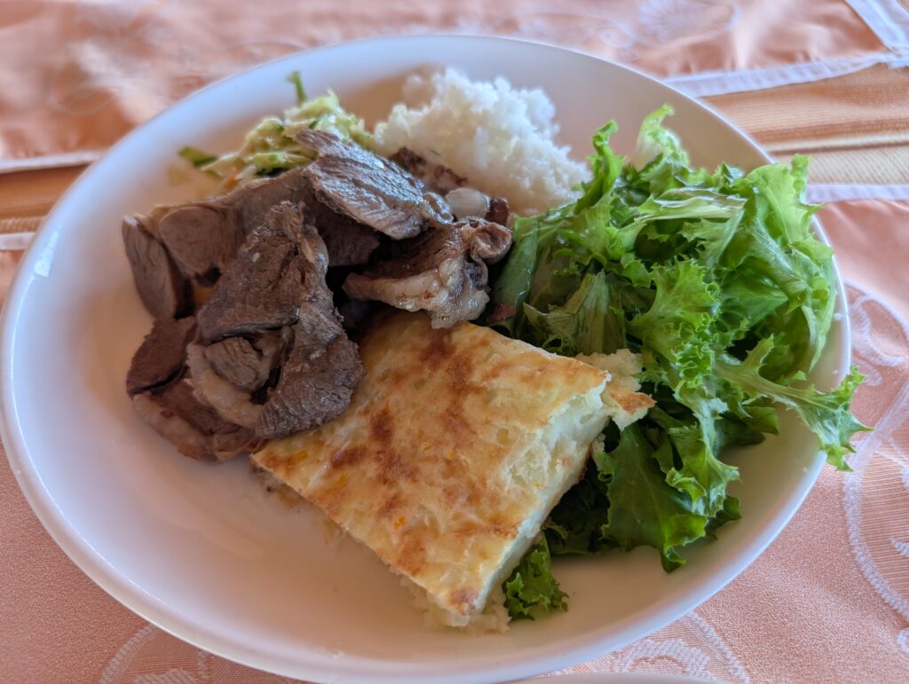 お肉とライス、レタスが盛られたメインプレート