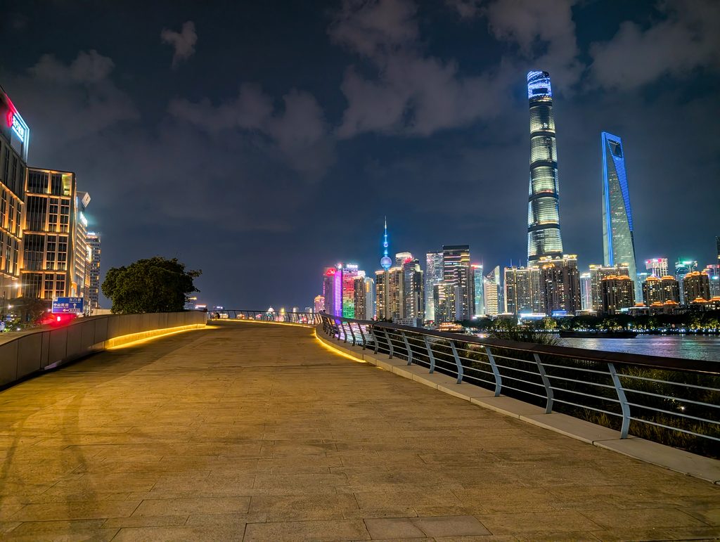 外灘南側から見た黄浦江と上海中心・金茂大厦の夜景