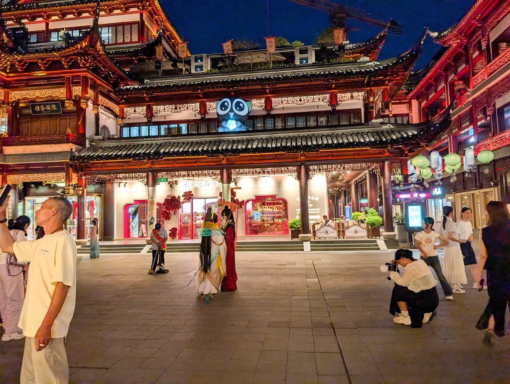 豫園商城で中国の伝統的な衣装をまとって写真を撮ってる人たち