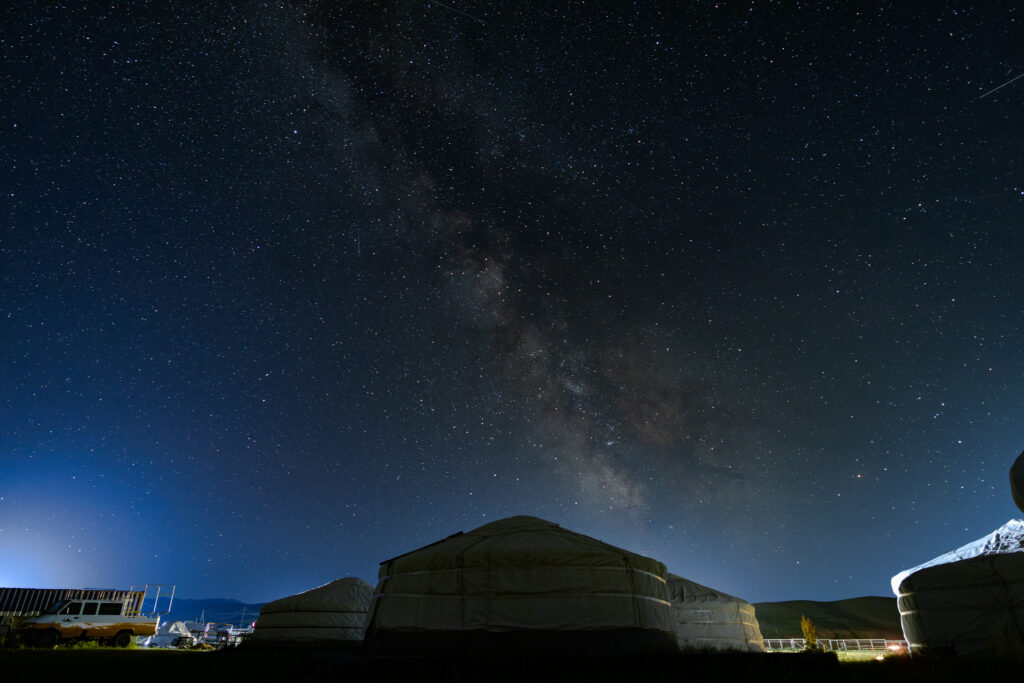 モンゴルの大草原にあるゲル宿泊。満天の星空と天の川とトラック