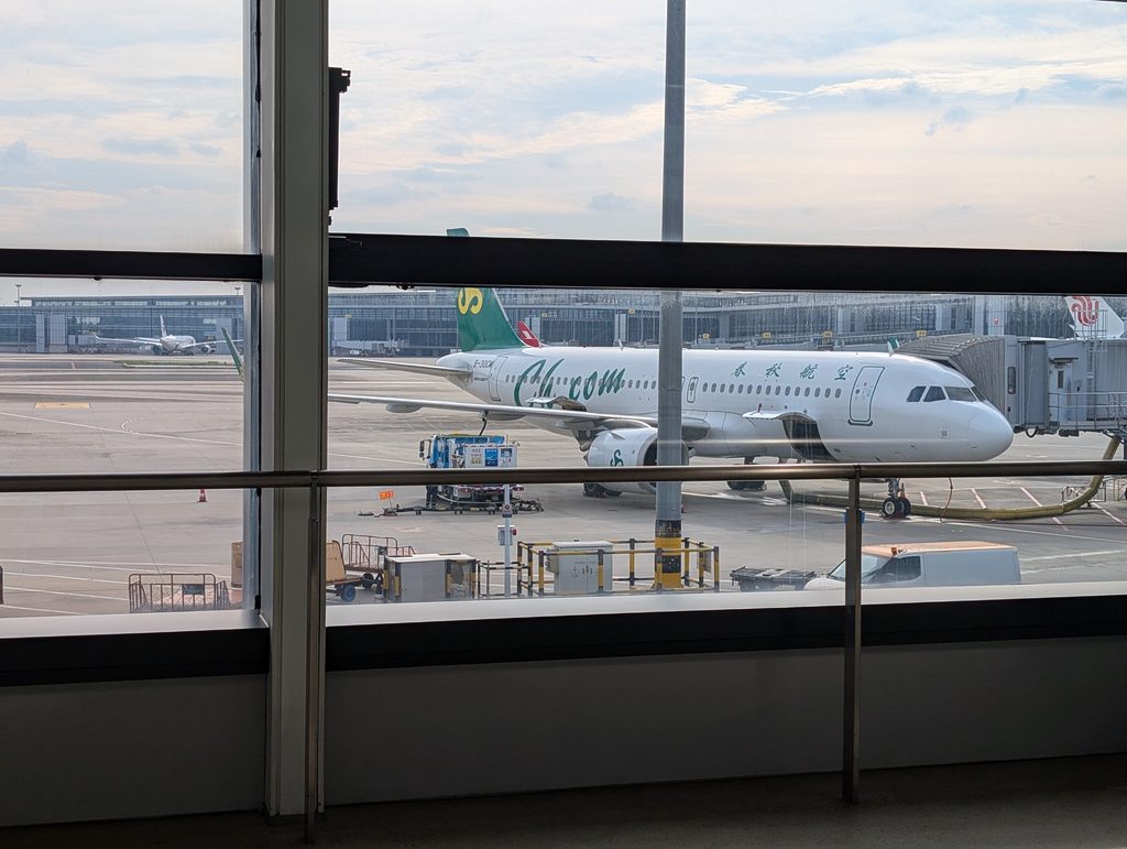 窓の外には春秋航空の機体