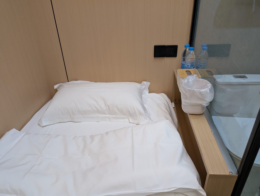 哲学家酒店(PHILIFE)小南門ベッド横にはペットボトルの水が無料で置いてました