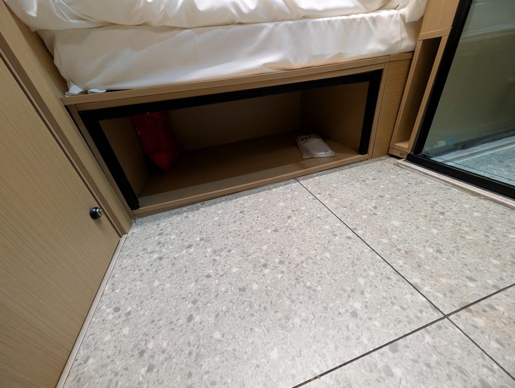 哲学家酒店(PHILIFE)小南門ベッド下は荷物が置けるスペースがありました