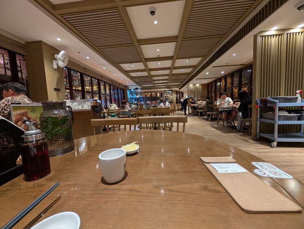 上海豫園商城の南翔饅頭店のテーブルに貼られたQRコード