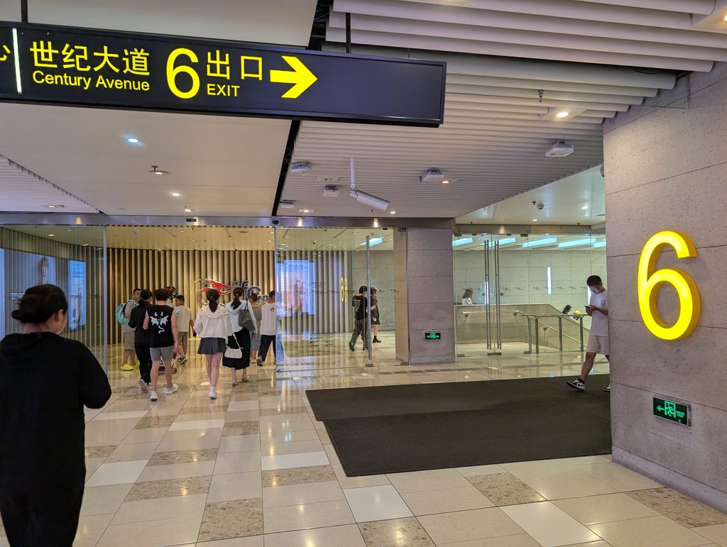 陸家嘴駅6番出口とifc mallの入口