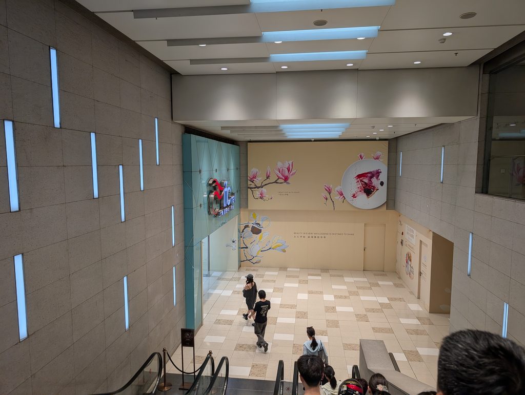 IFCモール(上海国金中心商場)館内の吹き抜けとエスカレーター