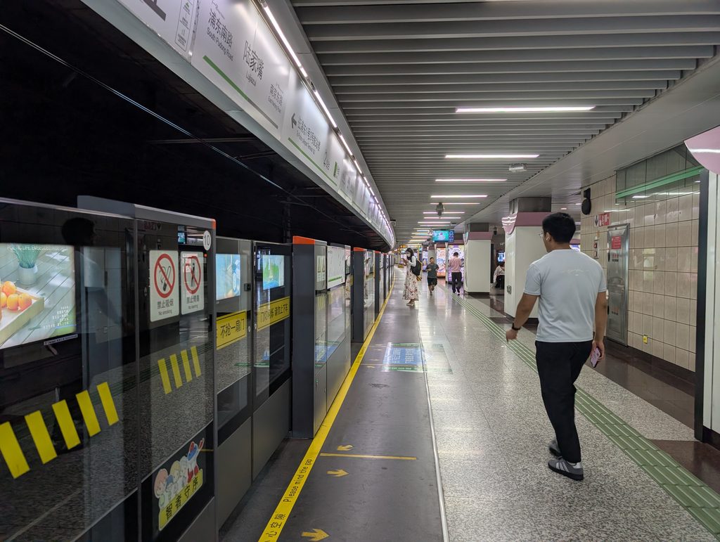 陸家嘴駅のホームの床とホームドアに貼られた乗降案内