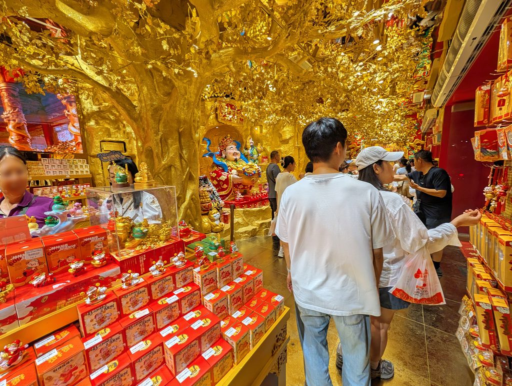 豫園商城内の金色の内装と財神の像