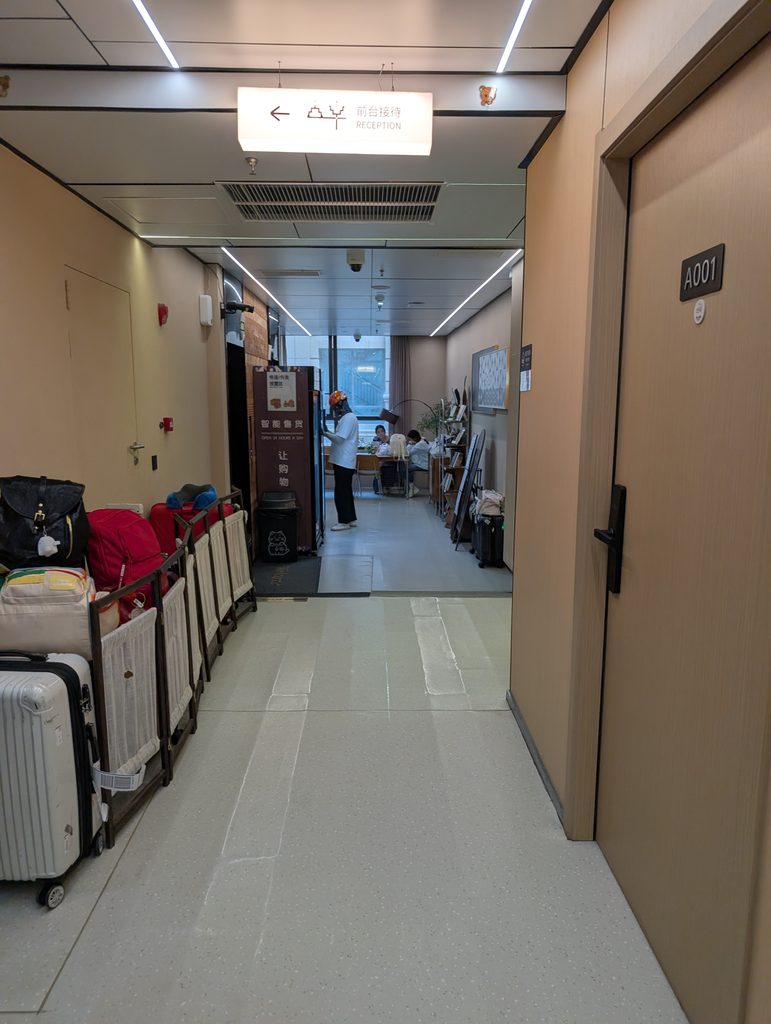 哲学家酒店(PHILIFE)小南門にいたデリバリーの人