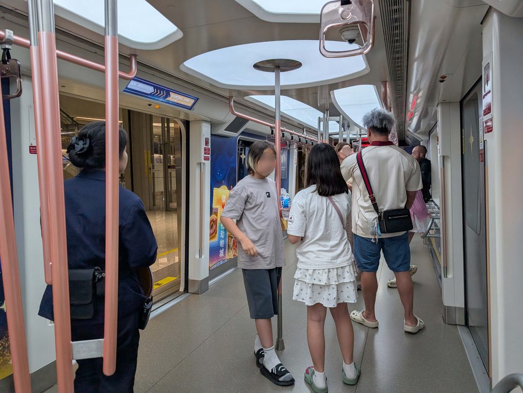 上海浦東空港シャトルトレイン車内