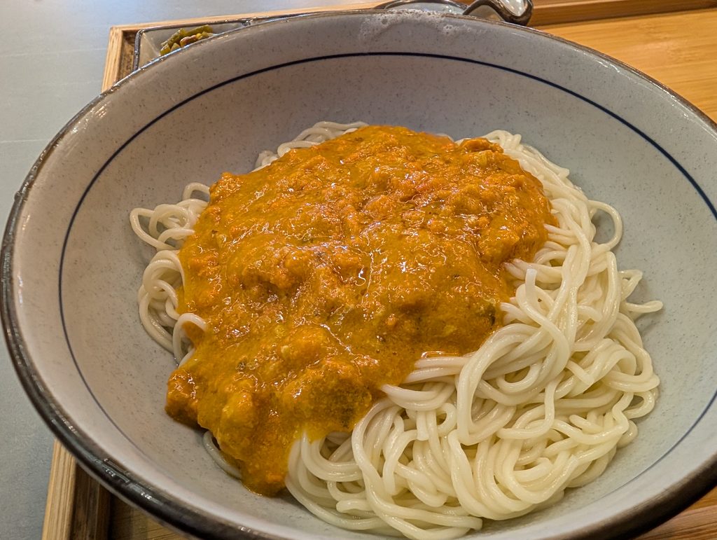 蟹黄麺に蟹味噌と蟹肉の入った餡をかけます