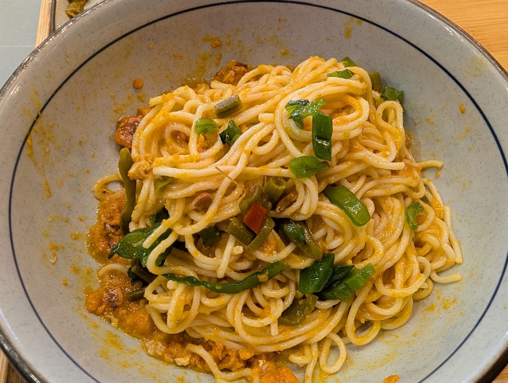 蟹黄麺に漬物のような物をのせてみました