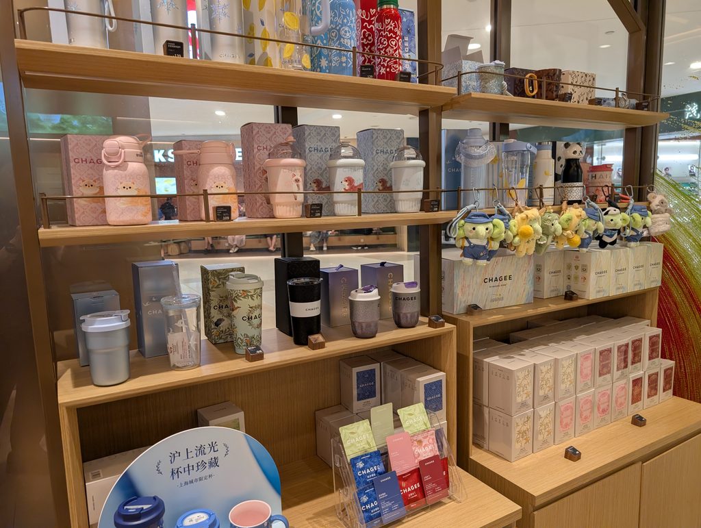 覇王茶姫(CHAGEE)グッズ棚