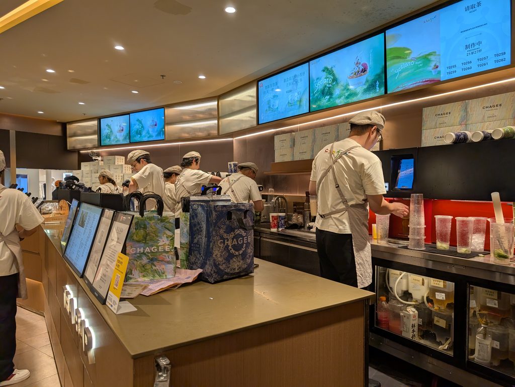 覇王茶姫(CHAGEE)の店内の様子