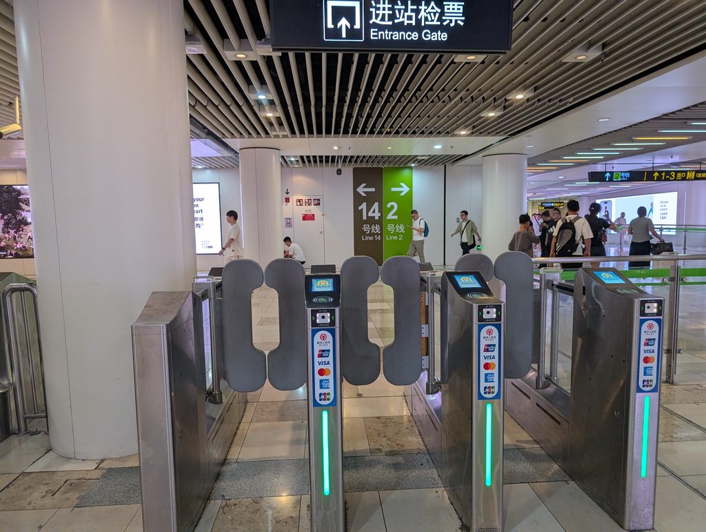 陸家嘴駅の改札とカード対応ステッカー