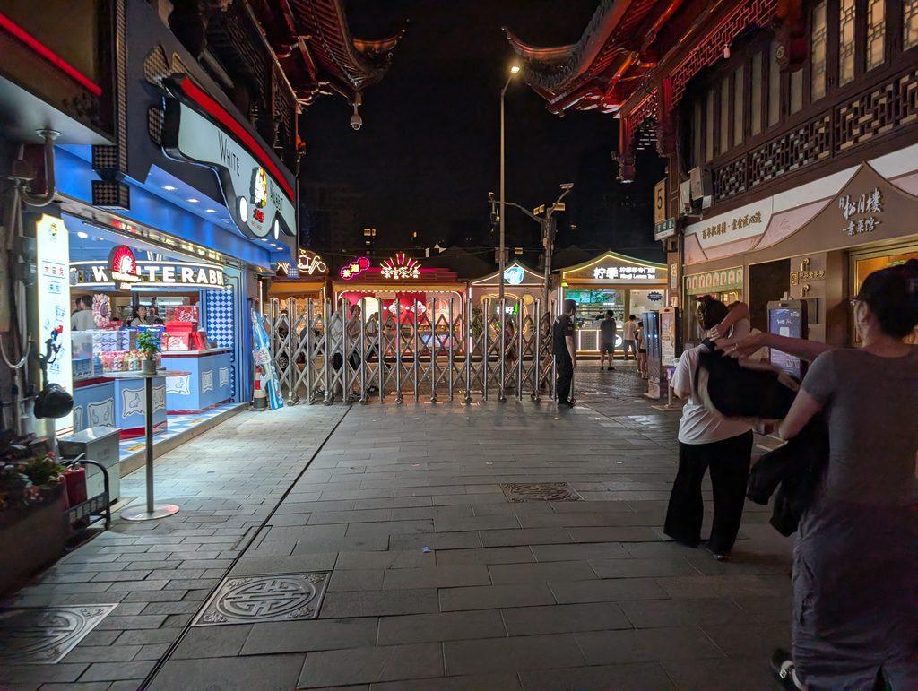 22時に閉められる中国・上海の豫園商城