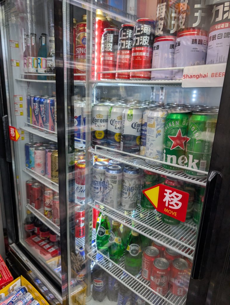中国・上海の便利店（コンビニエンスストア）に陳列されたビール