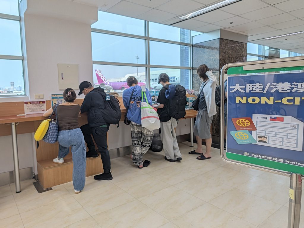 台湾・高雄空港の入国カードTWACを入力するためのカウンター