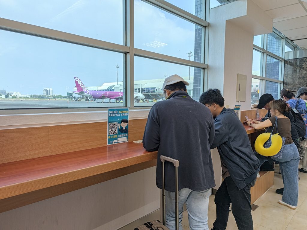 台湾・高雄空港の入国審査前のTWAC記入スペース