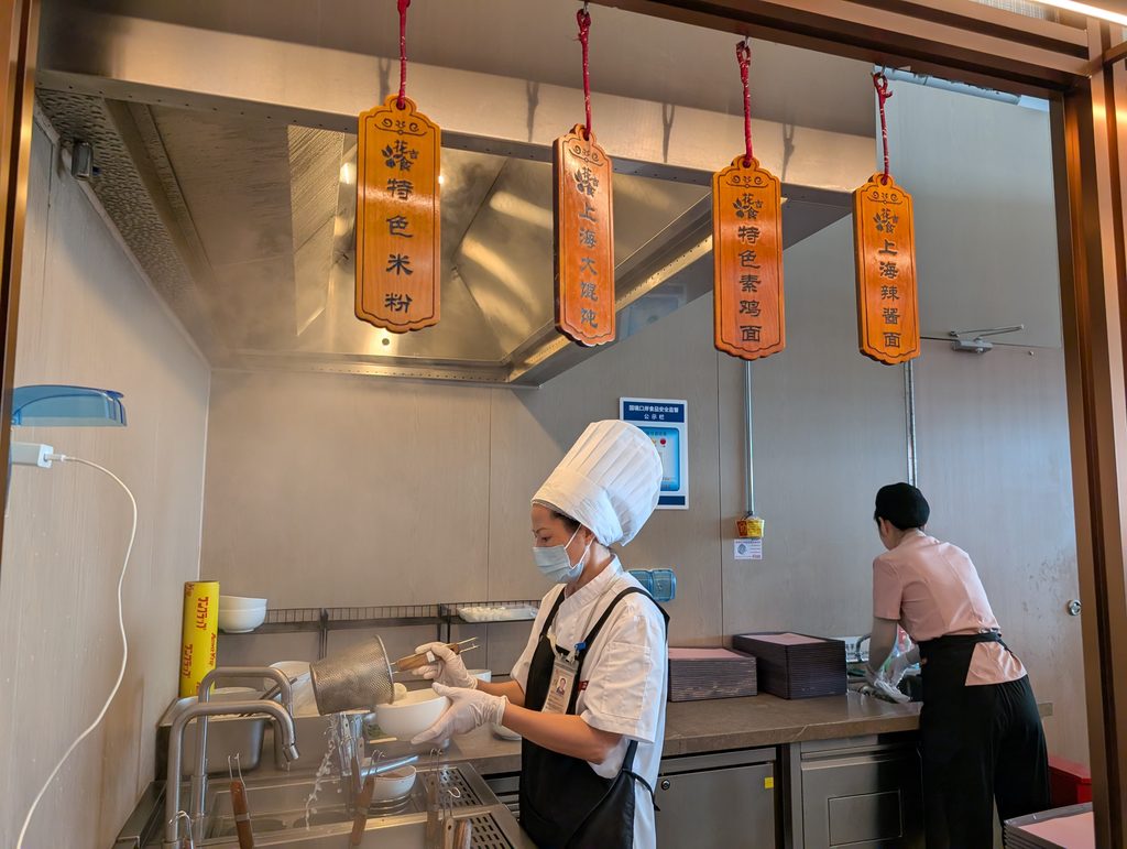 上海浦東空港の吉祥航空(JUNEYAO AIR)のNo.72ラウンジの、その場で料理を作ってくれるコーナー。メニューは「特色米粉」「上海大馄饨」「特色素鸡面」「上海辣酱面」の4種類
