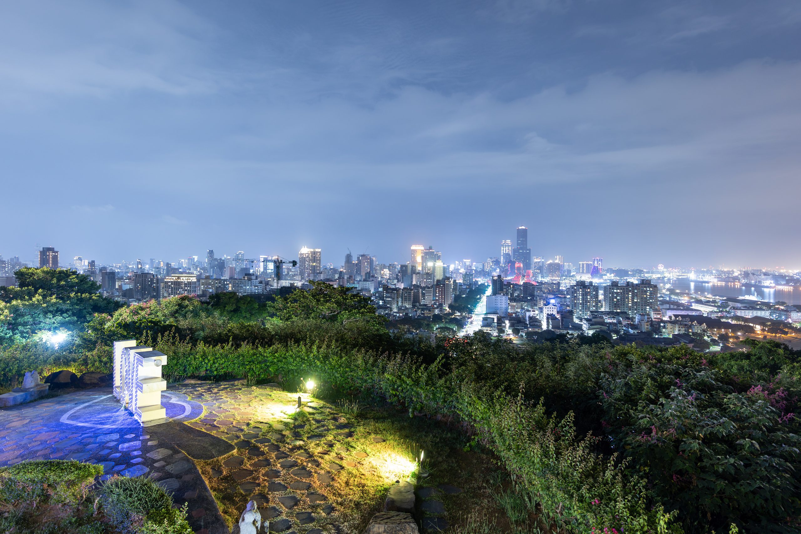 寿山情人観景台のLOVEのモニュメントと高雄の夜景