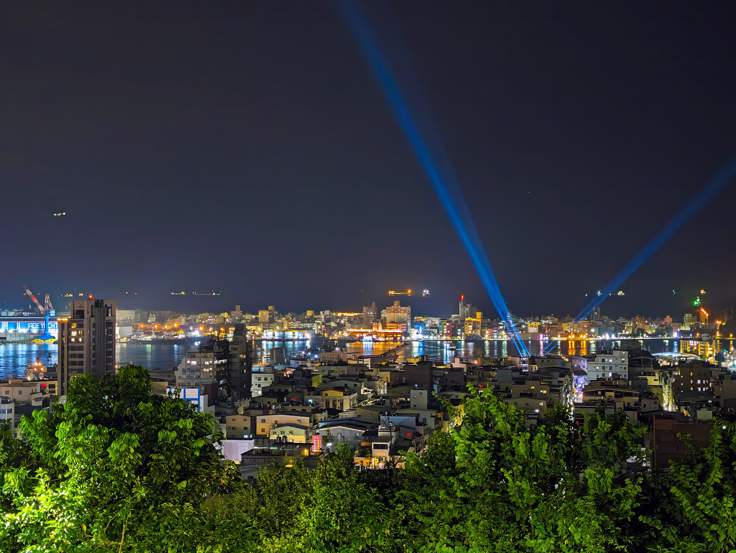 寿山から見た高雄の夜景と夜空の光の柱