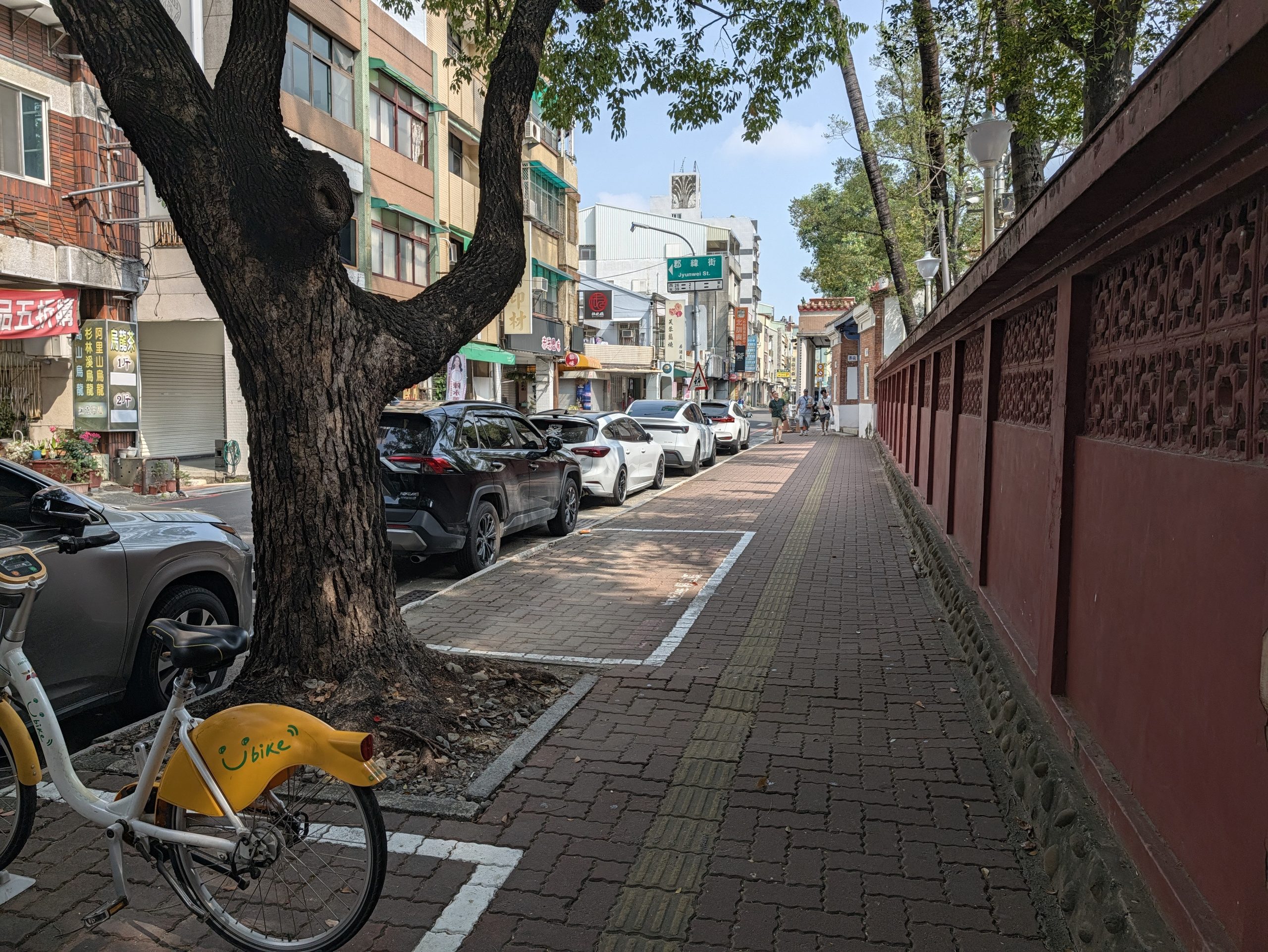 赤崁楼の赤い塀が続く歩道