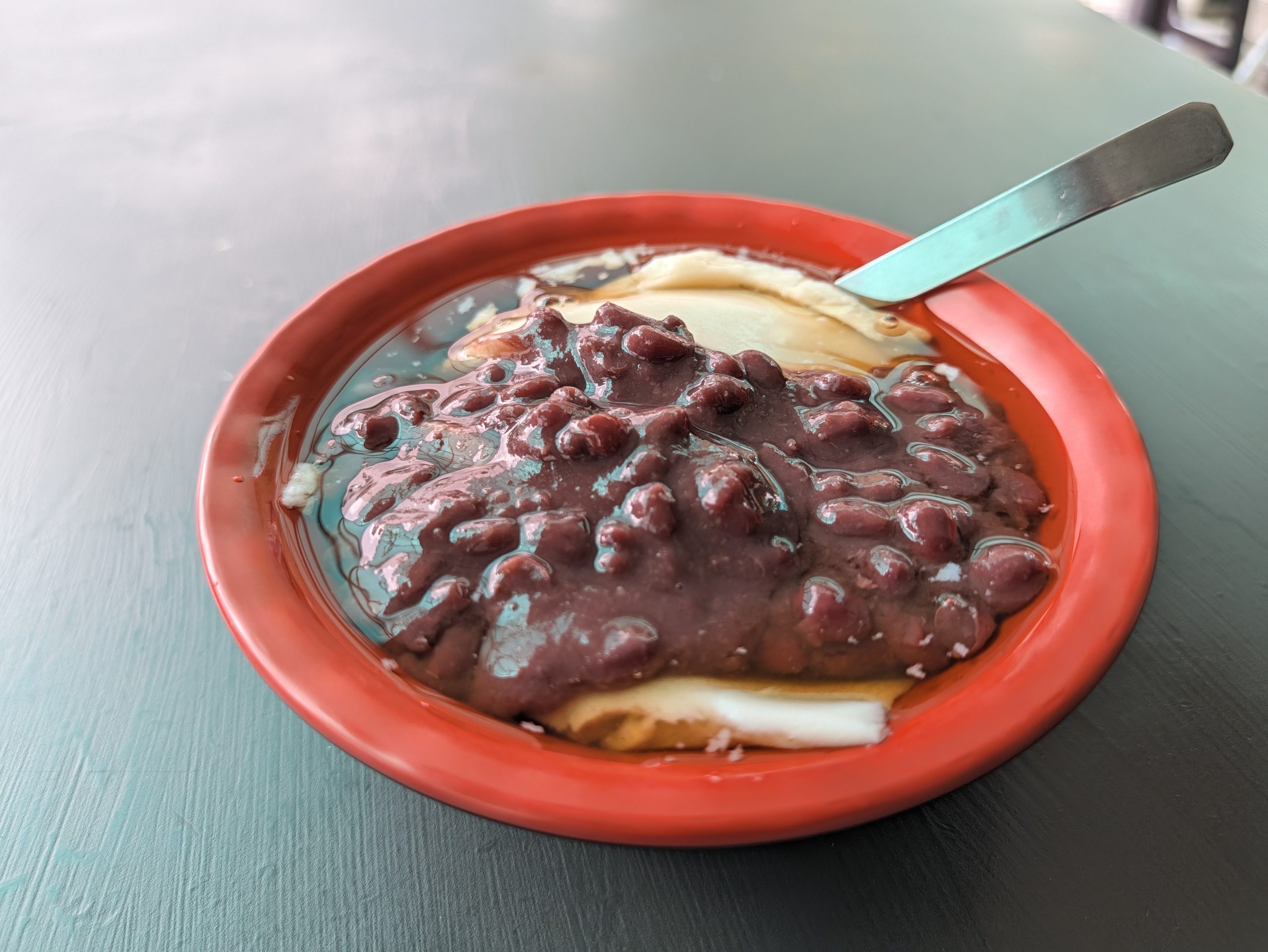 外のテーブルで食べた小豆の豆花