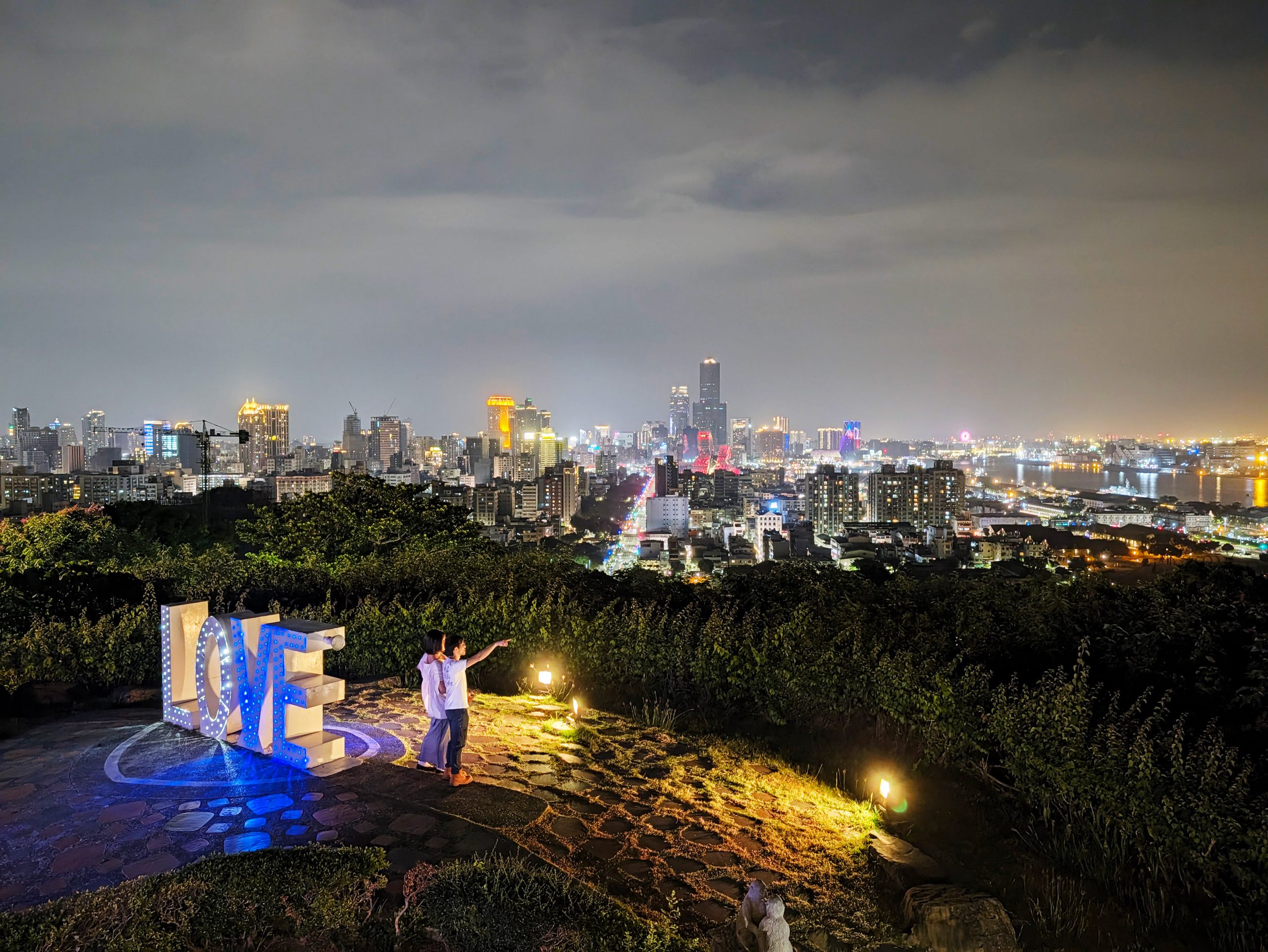 寿山情人観景台(LOVE展望台)でLOVEしてるカップル